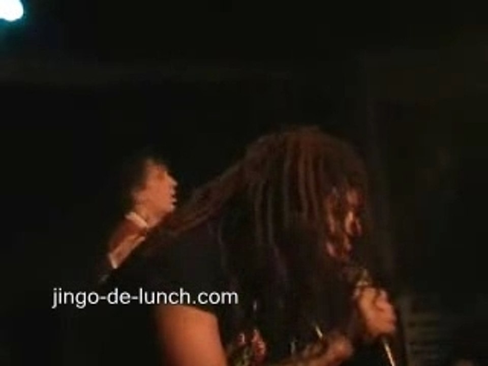 jingo de lunch chew and spit