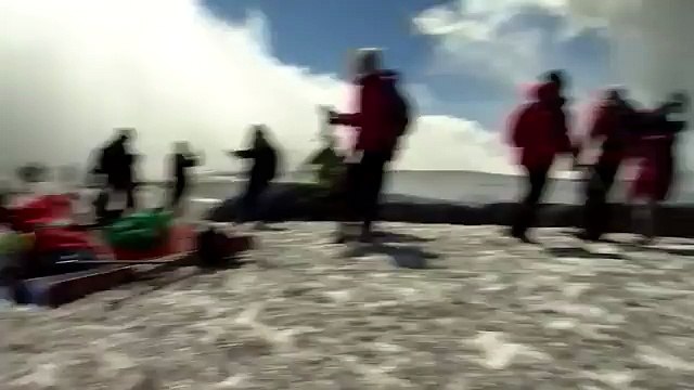 Des journalistes et des touristes pris au coeur d'une terrible éruption de l'Etna