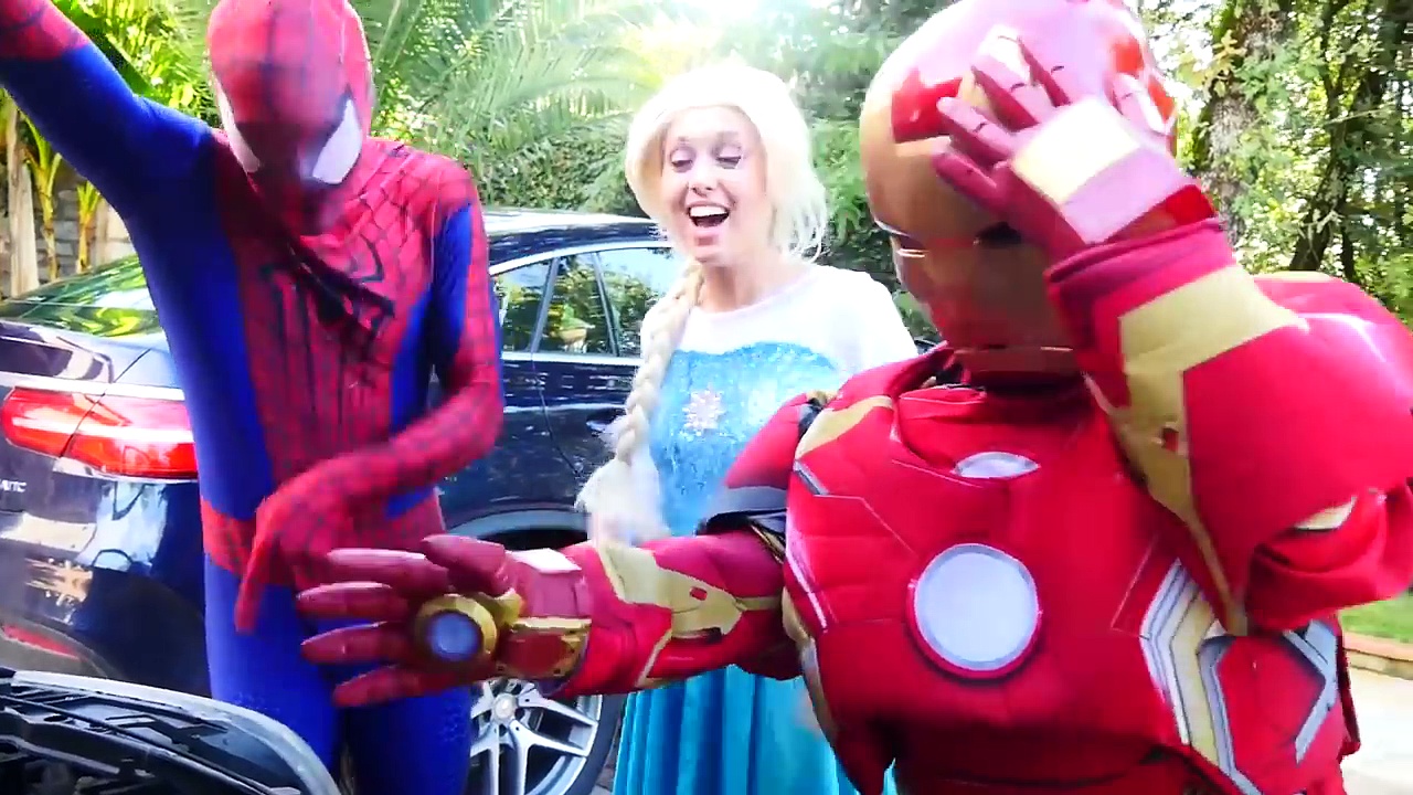 Frozen Elsa loose Costume & Remain Naked?! Vs Joker Prank And Spiderman - Funny Superheroe