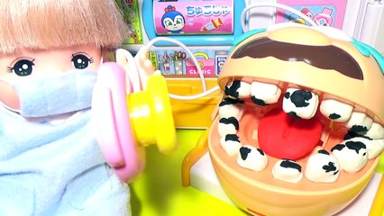 メルちゃん アンパンマン おもちゃの病院セットで歯医者さんごっこ遊びで寸劇★注射で緊急手術！お医者さんになりきりで虫歯を歯磨き治療★救急車 聴診器 チョコエッグ チョコ キッズ子供向け