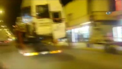 Şoför Kabininin Üstünde Bile Araç Taşıdı... O Anlar Kameraya Böyle Yansıdı