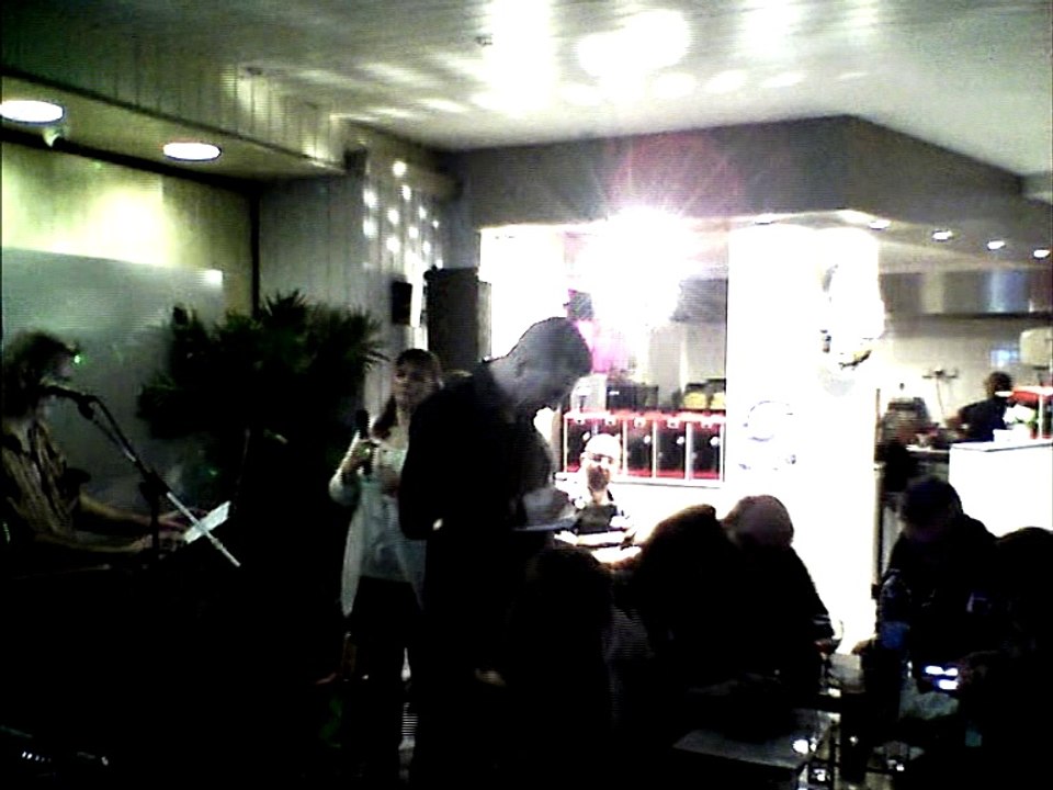 Laurianne et Christine interprètent "Milord" d'Edith Piaf