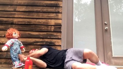 Découvrez la réaction de cette jeune fille, lorsque son papa lui fait une blague avec la poupée meurtrière Chucky