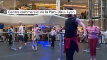 Lyon : des cours de danse classique donnés en plein centre commercial Part-Dieu