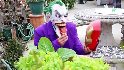 SUPER GIANT BATMAN Play Doh Surprise Egg – Bat Man vs Joker Fighting Over the Huge Egg