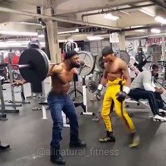 Halter kaldırırken kendini dövdüren adam