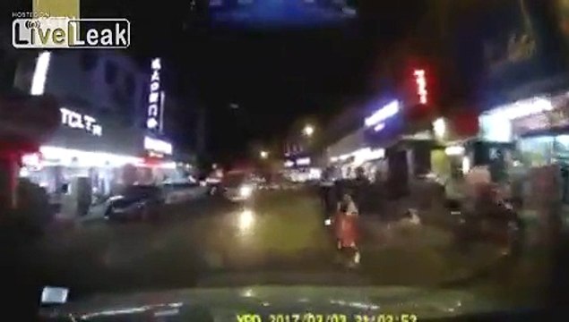 Pour de l’argent, ces parents prennent le risque d’envoyer leurs enfants se faire percuter par une voiture