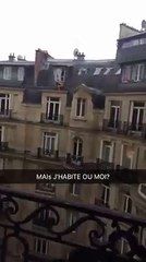 Un amant se cache nu comme un ver sur les toits de Paris