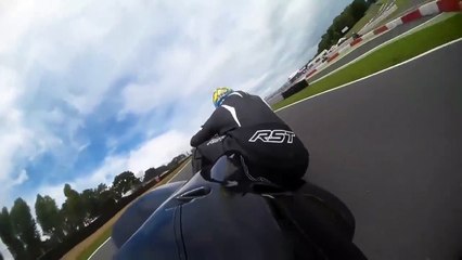 Un motard tente de garder le contrôle de sa moto qui n'en fait qu'à sa tête