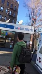 Une femme crashe sa voiture dans une station service et menace celui qui filme !