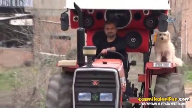Yüksek Seste Müzik Dinlemeyi Sevdiği İçin Traktörüne Ses Sistemi Döşetip Köpeğiyle Piyasa Yapan Adam