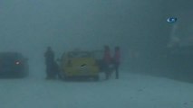 Uludağ'da Kar Sürprizi Yaşandı, Araçlar Yollarda Kaldı