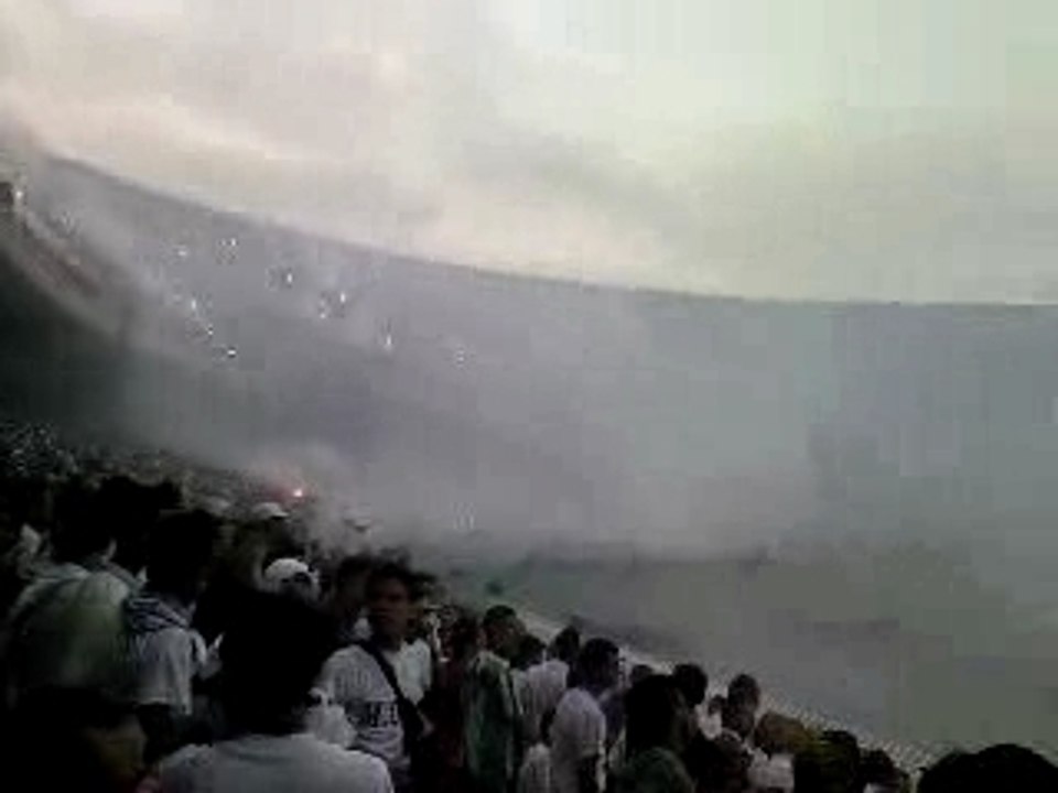 stade match de ouff suporter en follie fumigéne
