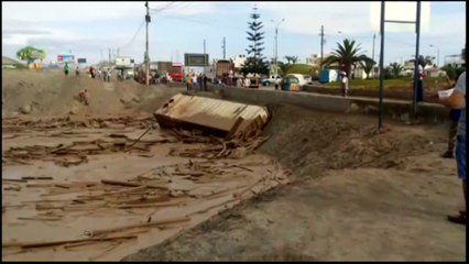 Hết hồn clip người phụ nữ bị bùn phủ kín thoát chết trong gang tấc