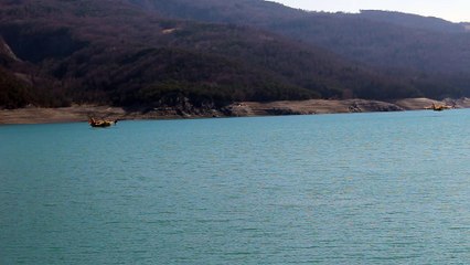 Des Canadairs sur le lac de Serre-Ponçon rechargent afin de lutter contre le feu de forêt de Bayons (04)