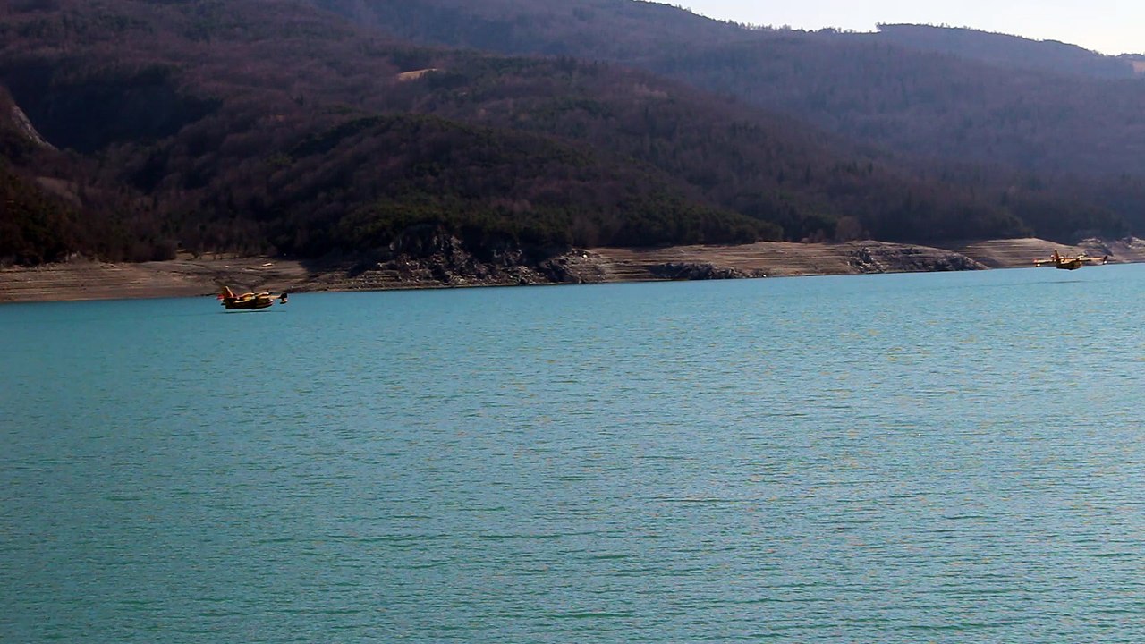 Des Canadairs sur le lac de Serre-Ponçon rechargent afin de lutter contre le feu de forêt de Bayons (04)