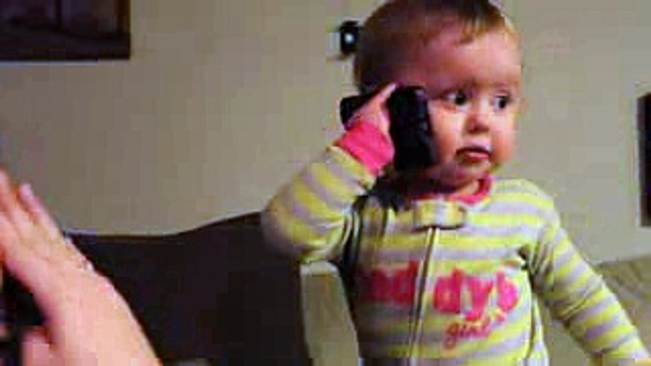 ایک سال کی بچی کی ایسی ویڈیوجس کو دیکه کر آپ هنس هنس کر لوٹ پوٹ هو جاے گیں...