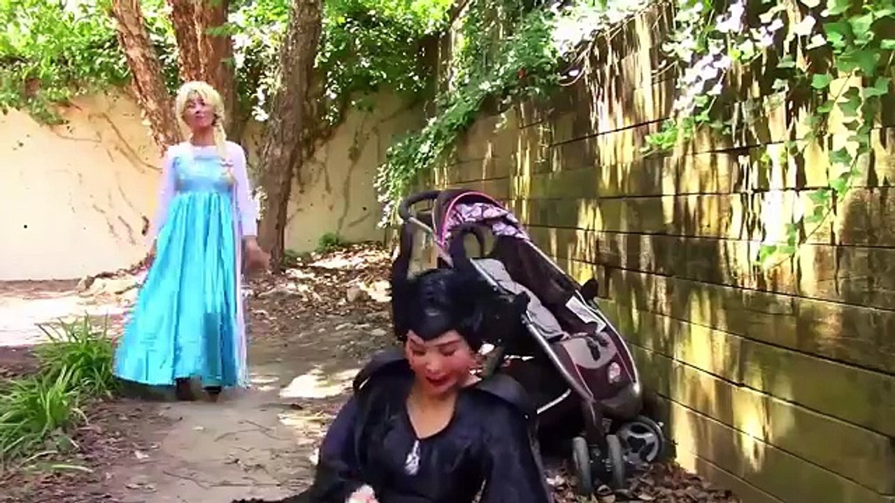 アンパンマン テーマ。スパイダーマンなりきりBaby Elsa & Baby Pink Spidergirl Gross Pizza spill Ketchup on Dress