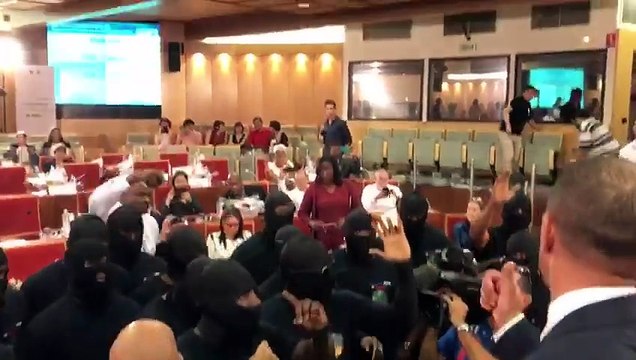 Ségolène Royal violemment prise à partie en Guyane par le collectif des 500 frères en pleine conférence internationale