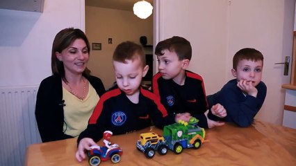 Cyril Hanouna fond en larmes en découvrant le message de la mère de famille à qui il avait offert une maison dans "TPMP"