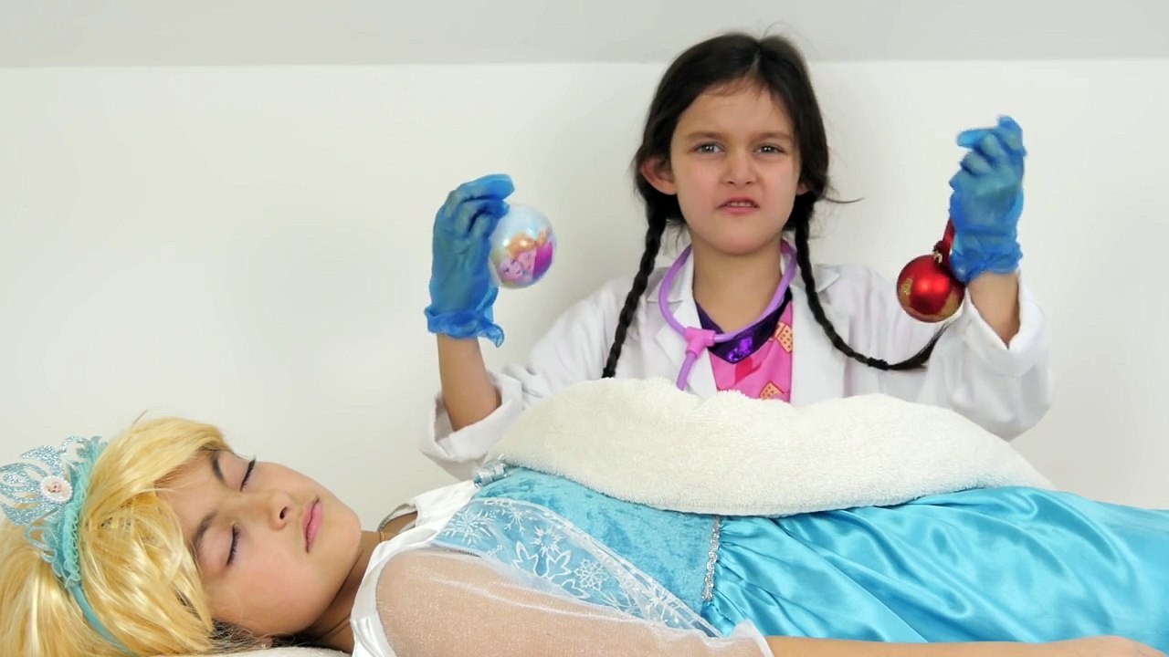 DOC MCSTUFFINS GIVES FROZEN ELSA SURGERY & Bad Baby Dr. FUN TOYS TO SEE Family Video-SxPEGaY5ckk
