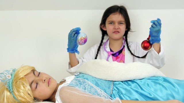 DOC MCSTUFFINS GIVES FROZEN ELSA SURGERY & Bad Baby Dr. FUN TOYS TO SEE Family Video-SxPEGaY5ckk