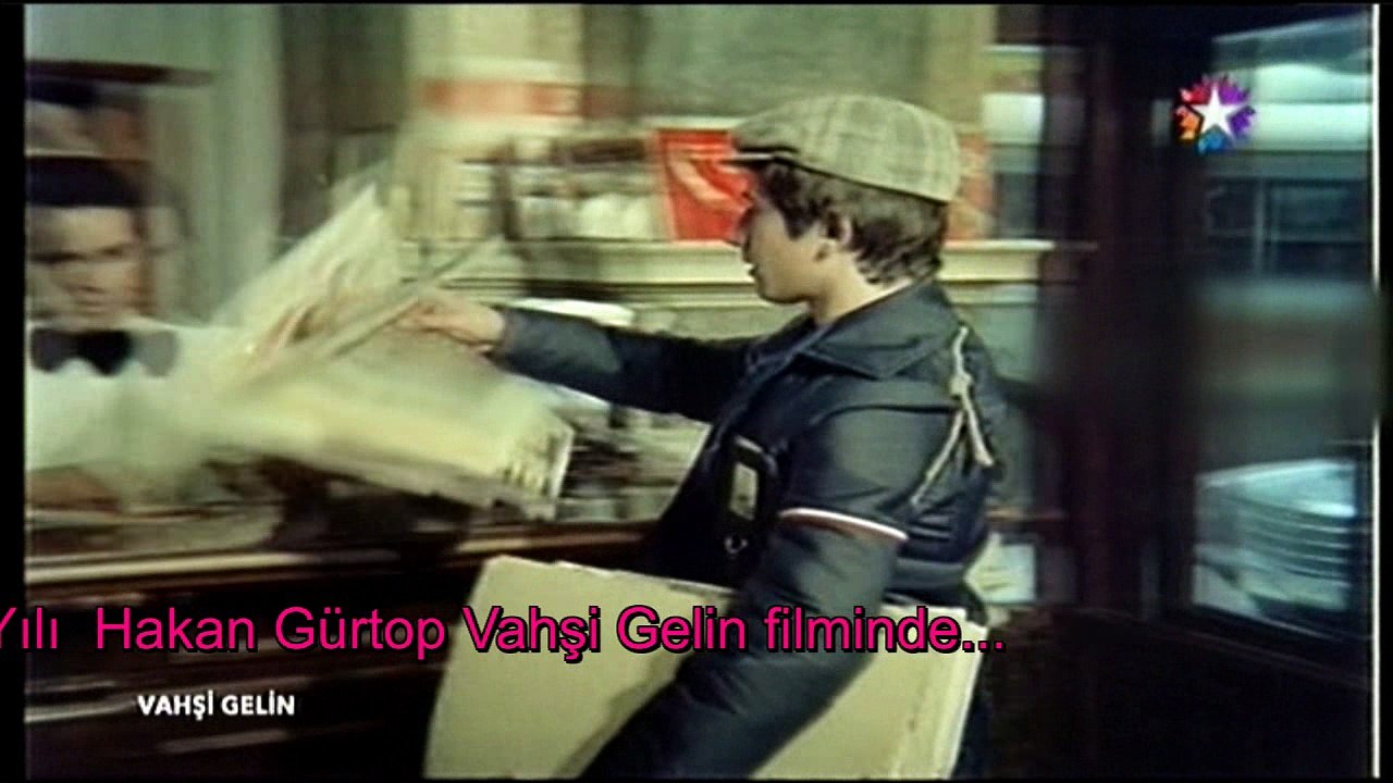 YÖNETMEN  HAKAN GÜRTOP GAZETECİ ROLÜNDE.