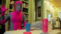 Rosa Girlpool Kid vs Deadpool vamos a jugar a los videojuegos de superhéroes de la diversión de la vida real comic Super