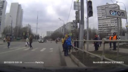 Moskova)- Kırmızı Işıkta Geçen Araç Çocuğa Çarptı