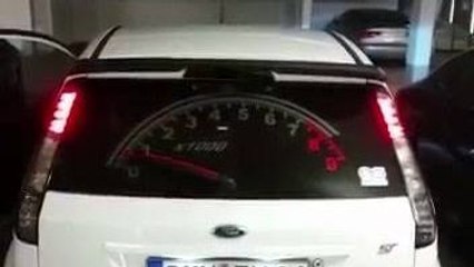 Compte-tours sur un pare-brise arrière