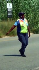 Une policière gère la circulation avec des pas de danse