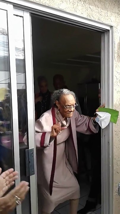 Cette mémé en pleine forme fête ses 100 ans et nous montre qu’on n’est jamais trop vieille pour déhancher…