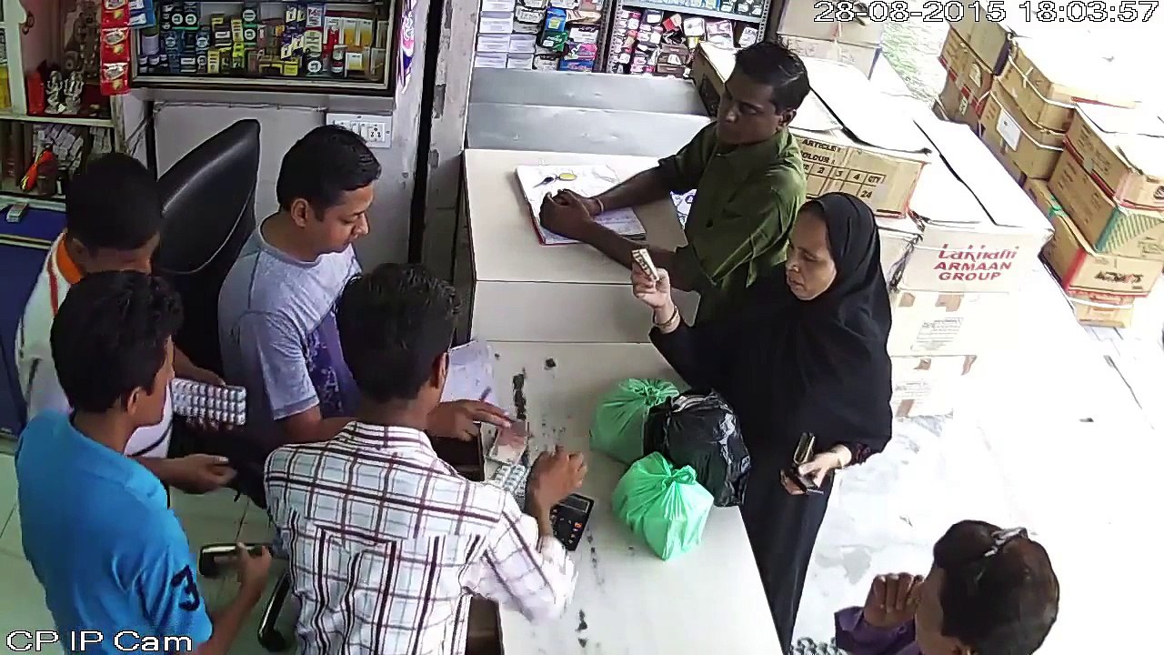 Viral Video! Lady thief caught on CCTV Camera footage in Medical Store - Meerut