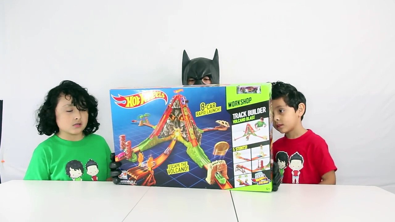 Hot Wheels Volcano Track Launcher ULTIMATE GARAGE PLAYSET Shark Attack kids ToysReview Batman-4idTCvmVwnM