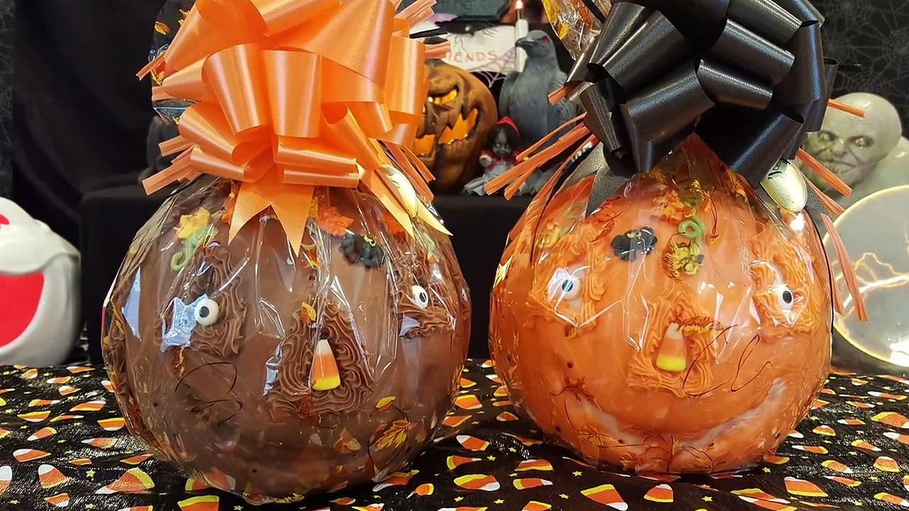 Bash Pumpkin!  Smash chocolate pumpkin!  Halloween Candy review _ Kid Candy Review _ Babyteeth4-uQrMMzPhVUE