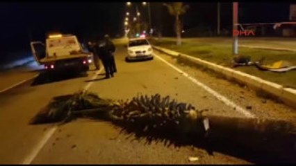 Izmir Yola Fırlayan Kaldırım Taşı Ölümlü Kazaya Yol Açtı