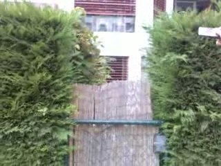 Florian qui monte ds un jardin et kevin qui film