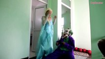Frozen Elsa LOSES her HEAD! w_ Joker Spiderman & Spidergirl Funny Superheroes in Real Life-YX