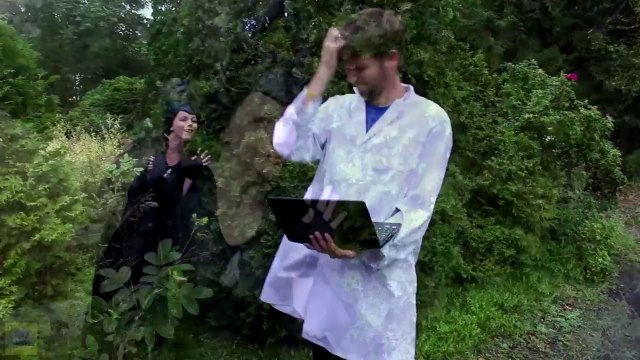 Who KISSED Spiderman! w_ Frozen Elsa Maleficent Princess Anna Pink Spidergirl Superheroes IRL -)-fKYOBYsf