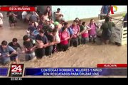 Huachipa: policías realizan impresionante rescate de pobladores aislados por huaico