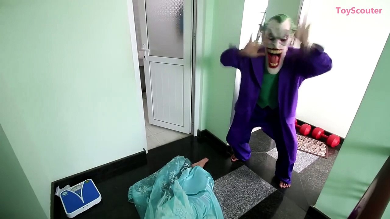Frozen Elsa LOSES her HEAD! w_ Joker Spiderman & Spidergirl Funny Superheroes in Real Life-YXE