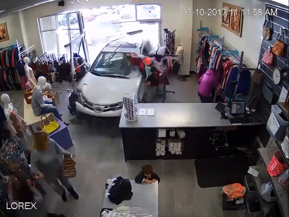 Download Video: Une voiture fonce dans un magasin et a failli écraser un enfant.