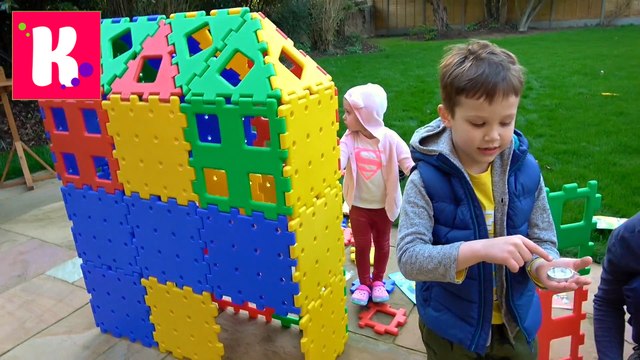 Замок Принцессы из огромного конструктора Катя упала злится и плачет с Максом Устроили Желейный ЧЕЛЛЕНДЖ новое видео