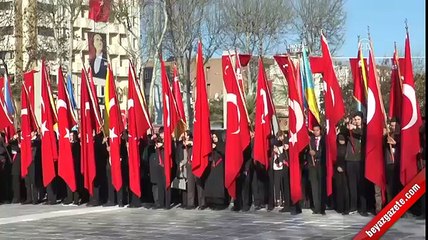 Milli Savunma Bakanı Işık, Atatürk Anıtı'na çelenk sundu