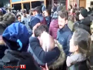 Tahliye olan Hava Harp Okulu öğrencilerinin ailelerinden İzmir marşlı karşılama