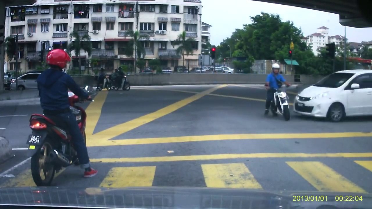 Un motard se fait percuter de plein fouet par un chauffard