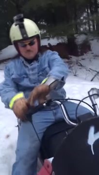 Larry tente de faire un saut avec sa motoneige...