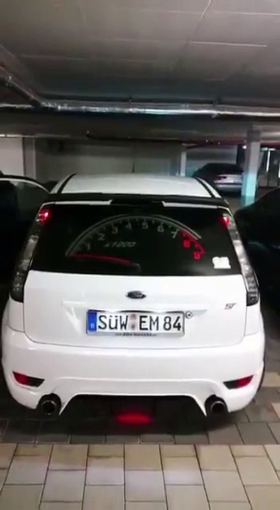 Il place un enorme compteur sur la vitre arrière de sa voiture