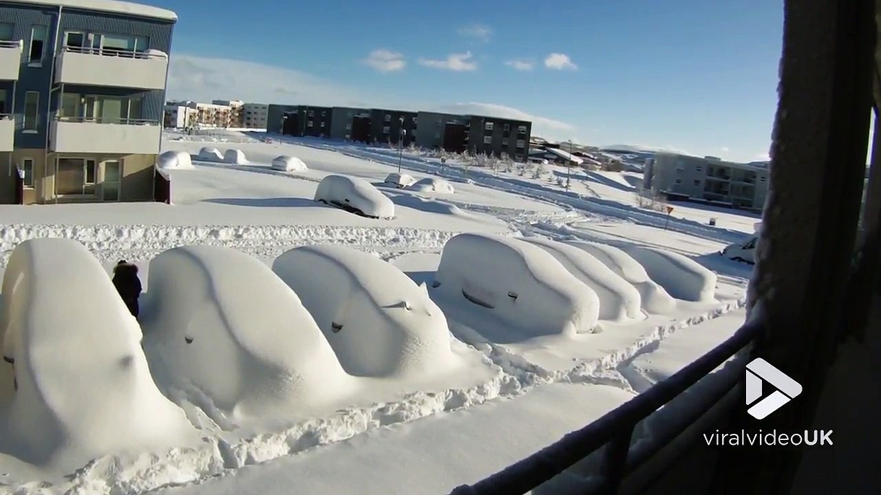 Sa voiture est recouverte de 1m de neige... Grosse galère pour sortir