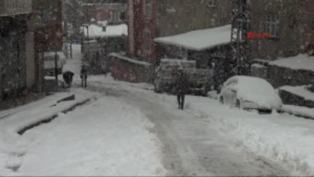 Hakkari'de Kar Yağışı Altında Çanakkale Şehitlerini Anma Töreni